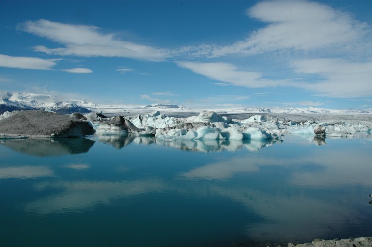 18 laguna wypełniona górami lodowymi