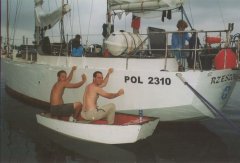kapitan i Artur myją jacht przed następnym etapem