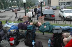 W końcu w Petersburgu - śpimy w małym parku koło dworca autobusowego ;)